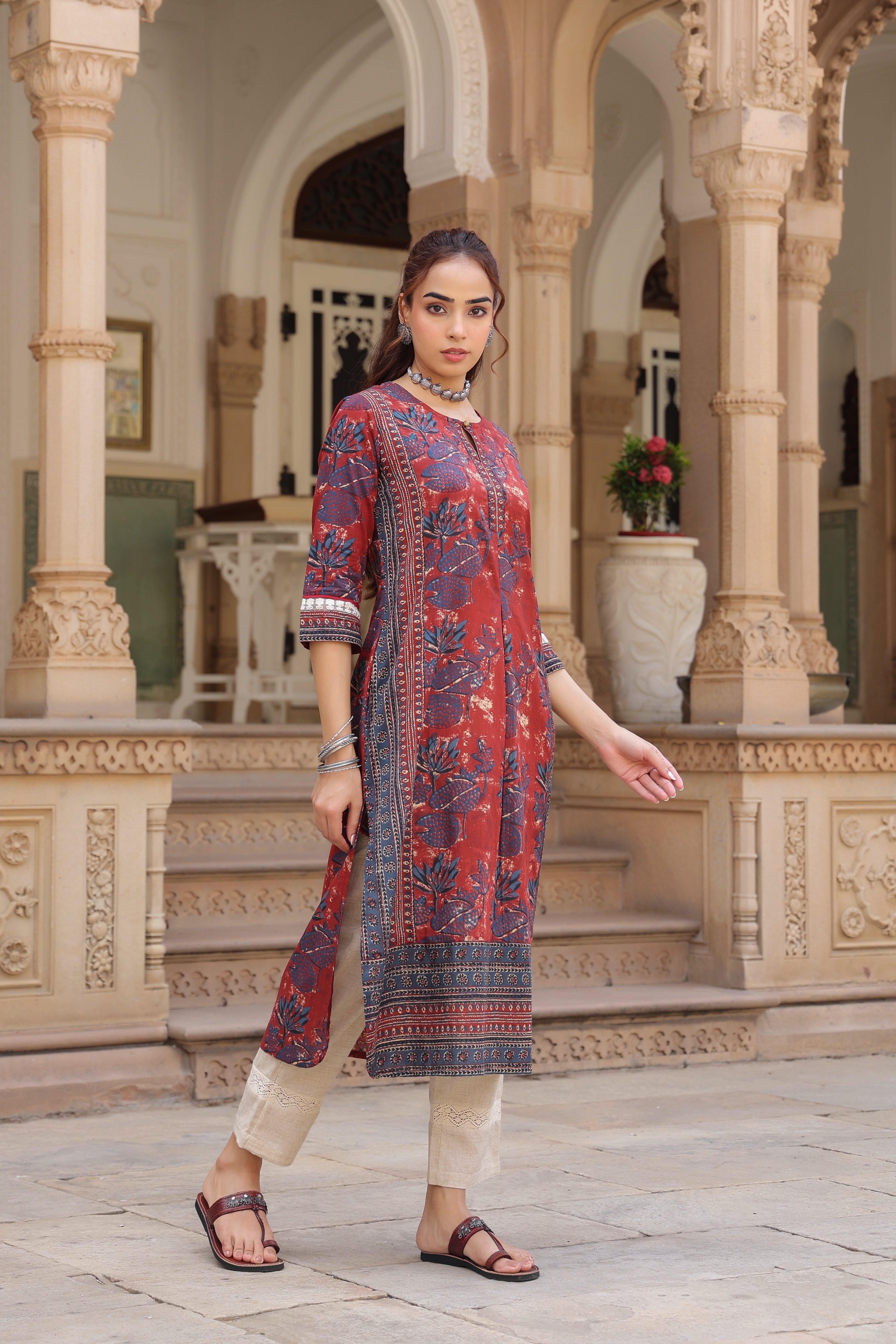 Women Floral Printed Thread Work Kurta